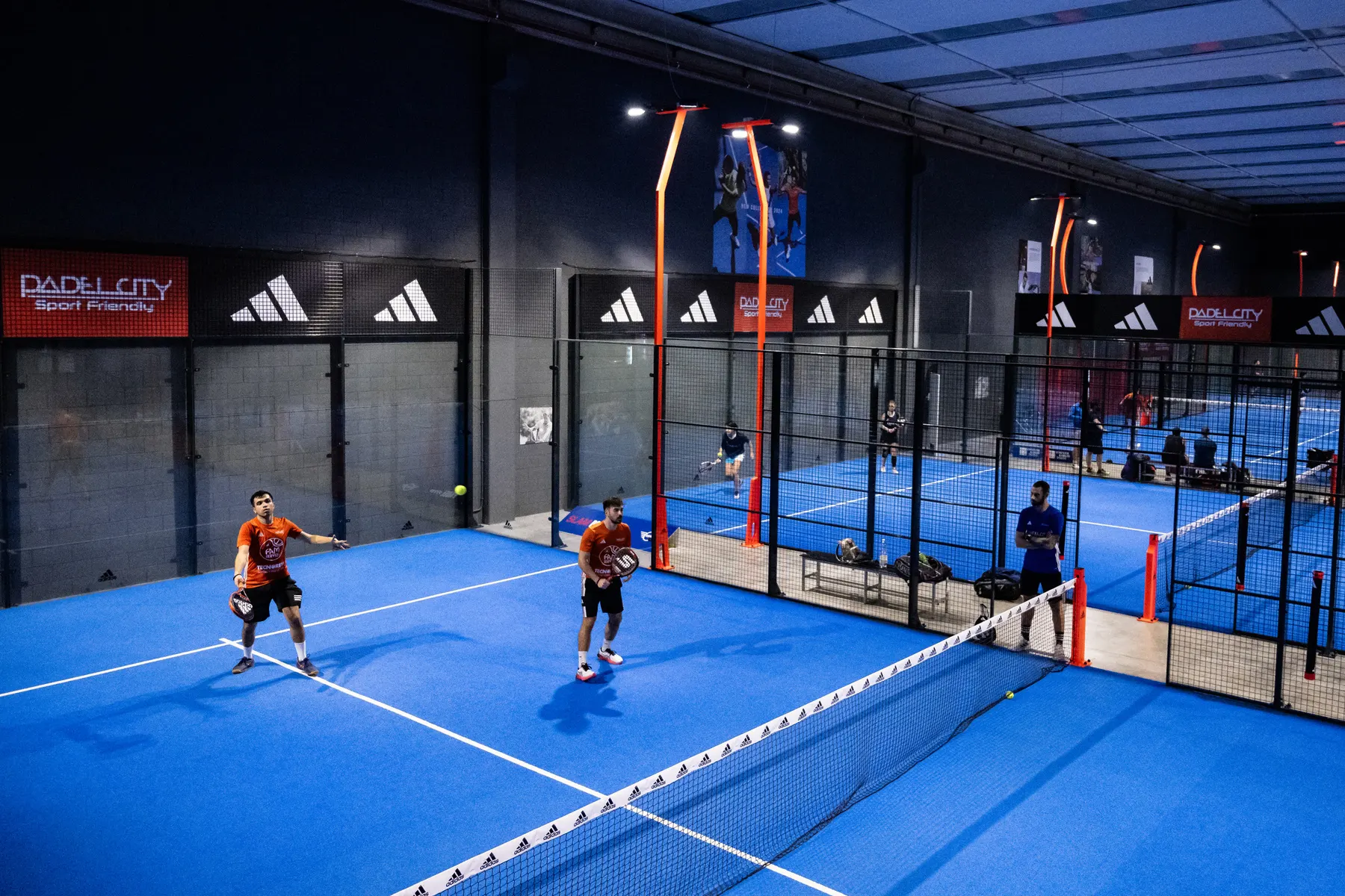 Giocatori in campo sui campi adidas di PadelCity
