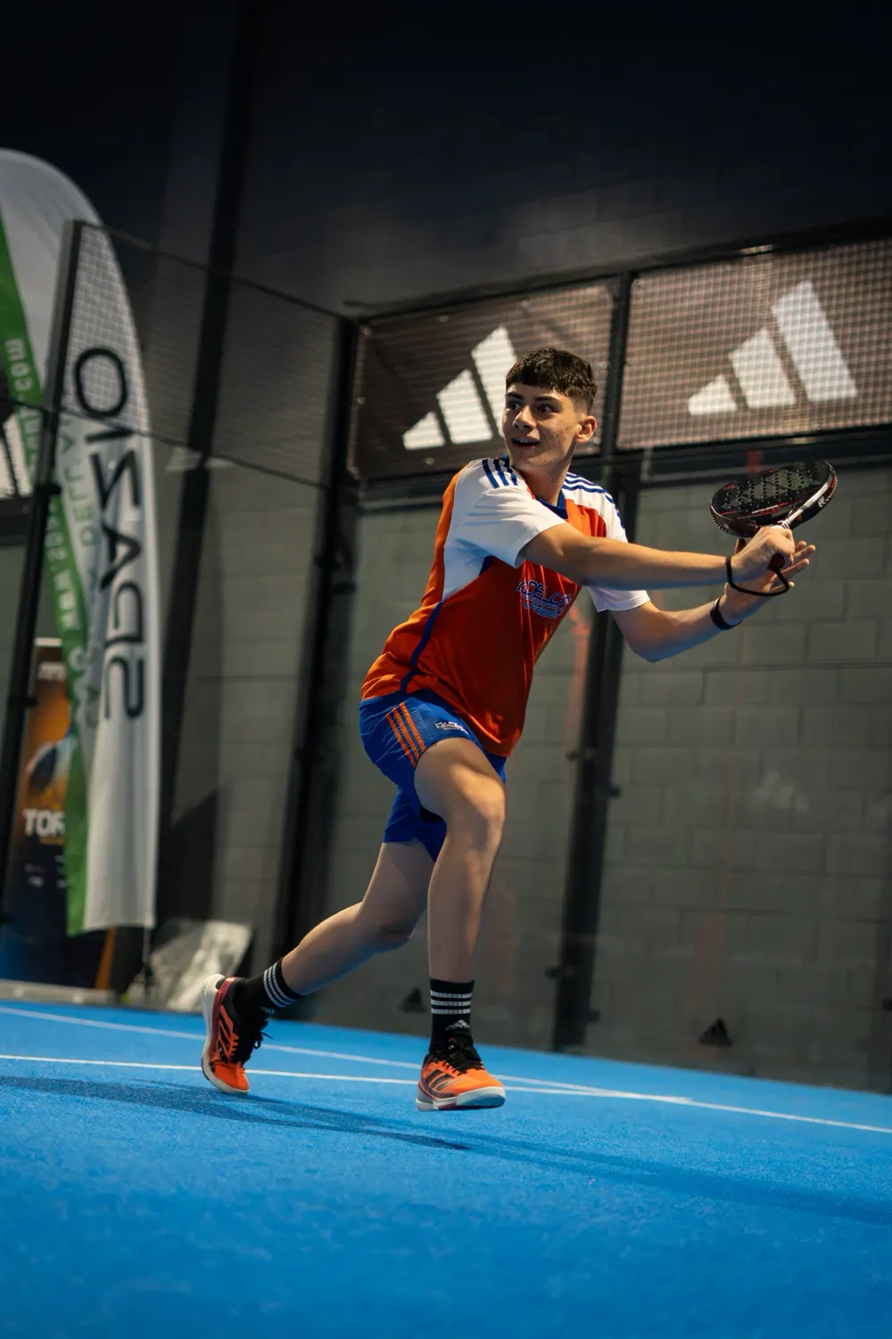 Un giocatore di PadelCity colpisce la palla in campo