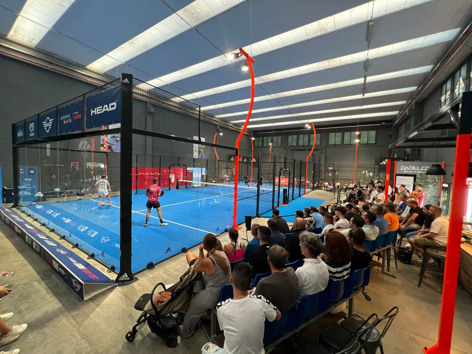 Il campo centrale di PadelCity con la tribuna piena di pubblico